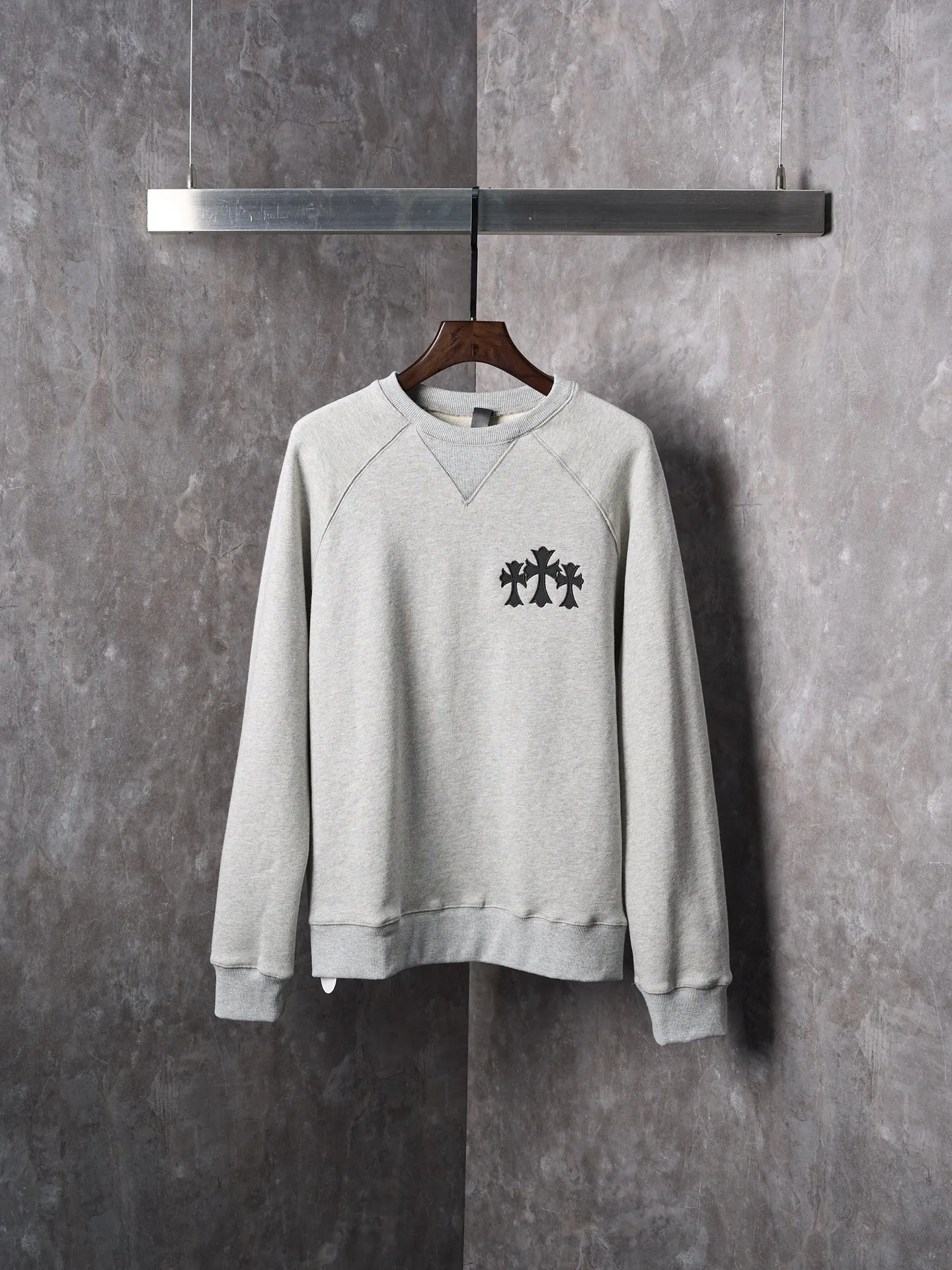 P400 price reduction [actual auction] Chrome Hearts/Ch cross logo patch embroidered round neck sweatshirt [ready in stock] S M L XL custom-made heavy fortress interwoven air cotton, full of texture, thick and solid, based on high-end ash tones, with a beauty that coexists with vicissitudes of life and elegance. With the Chrome Hearts cross patch embroidery decoration on the chest, it becomes the ultimate interpretation of dark gothic style. CH Gothic font is the finishing touch on the back panel. Let the totem become your spiritual thorn point. The logo iron plate sways slightly with the swing of the body, adding a sense of movement and vitality. It is unobtrusive but has an indescribable aura, interpreting the perfect blend of retro and luxury. Process 1: Using imported machine appliqué embroidery technology. Using advanced computer control systems and precision mechanical components, the Chrome Hearts logo appliqué embroidery operation is realized, showing an embroidery effect with both clarity and three-dimensionality. Process 2: The fabrics have been washed. Better feel and texture, not easy to deform, not easy to shrink, not easy to fade, maintain long-term beauty, accessories: customized 1:1 CH iron plate, customized 1:1 CH trademark, version: loose version, size: S M L XL, style number: CC917-B20